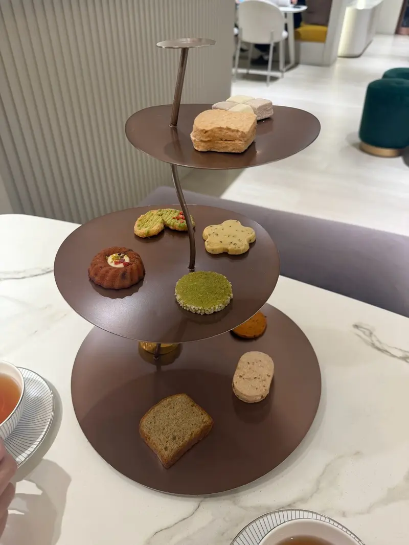 樂朗奇三層點心架與配茶，可見磅蛋糕、抹茶沙布蕾與鹹餅乾