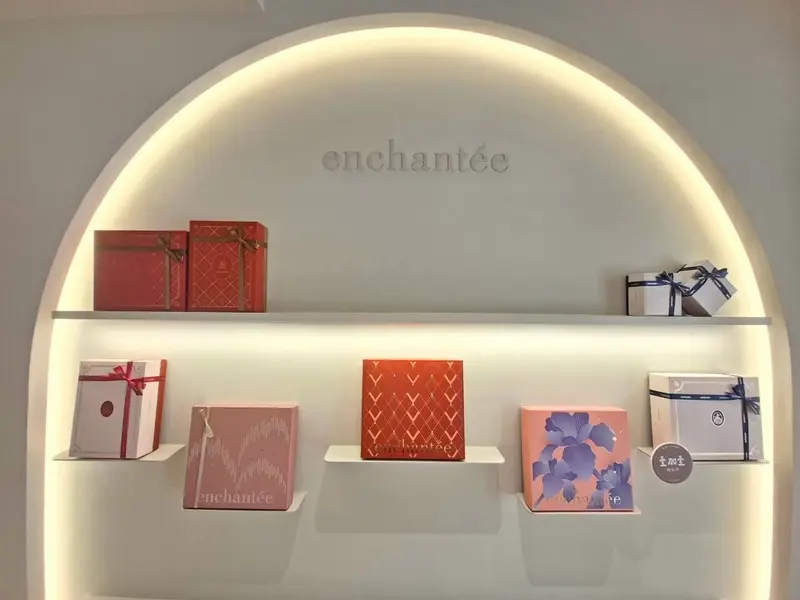 樂朗奇仁愛門市拱形禮盒展示牆，陳列菱格紋、粉色與湛藍等多款喜餅禮盒