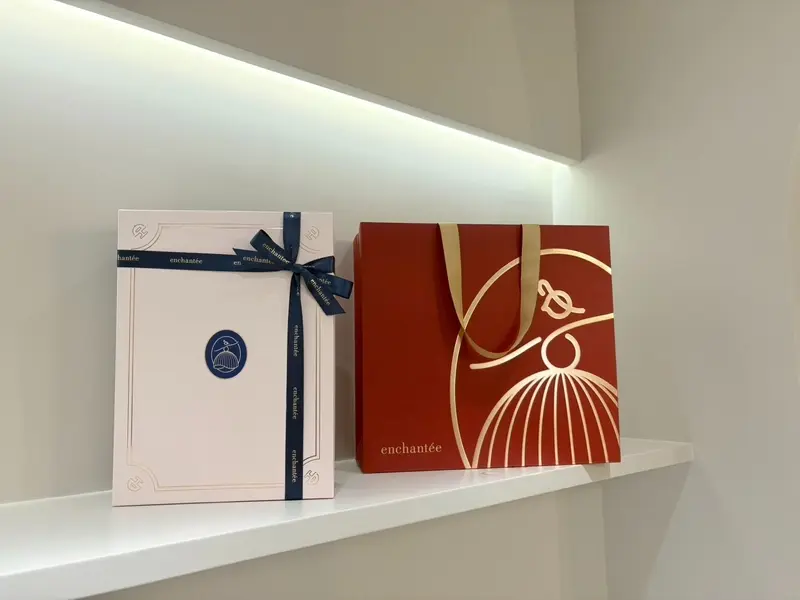 樂朗奇仁愛門市禮盒展示牆，陳列菱格紋、彤粉與湛藍等多款喜餅禮盒